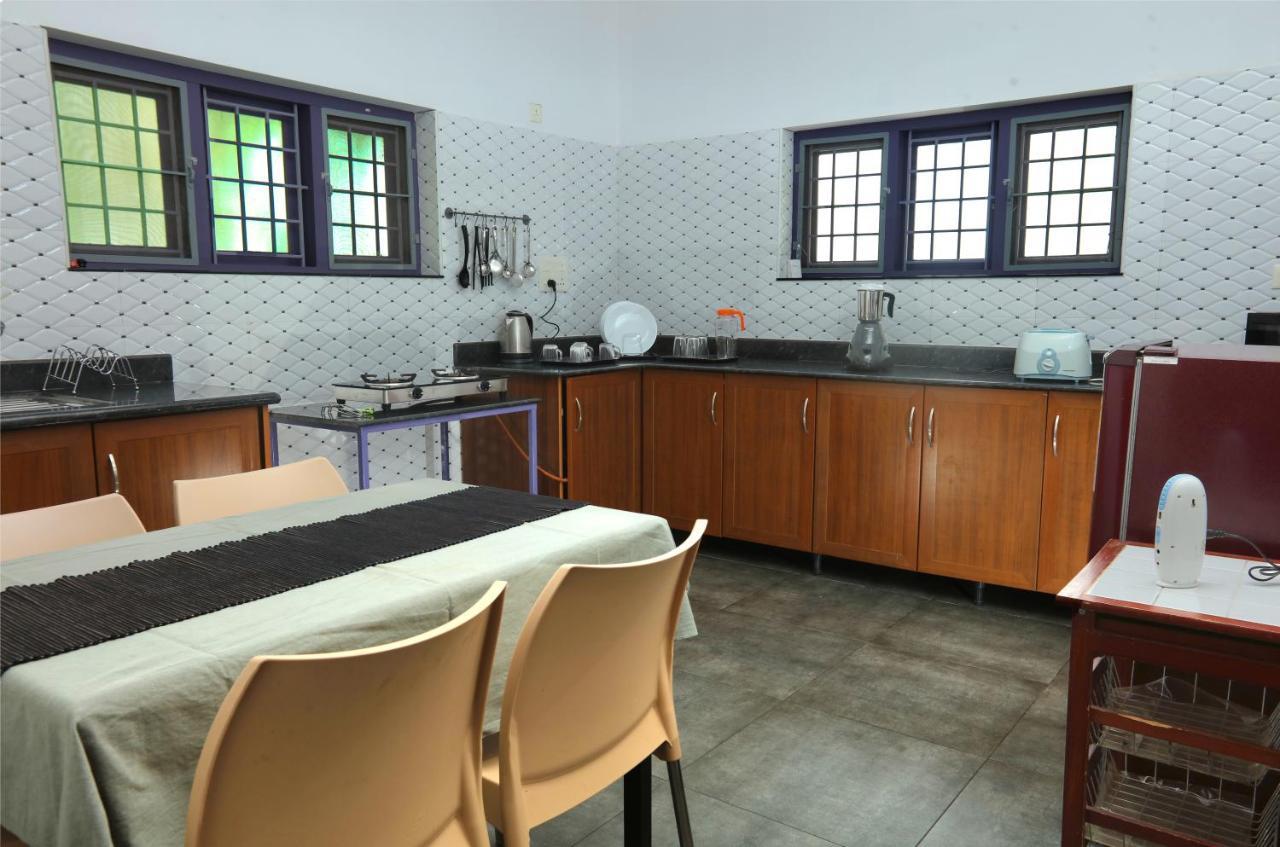 Monsoon Apartments Канур Екстериор снимка