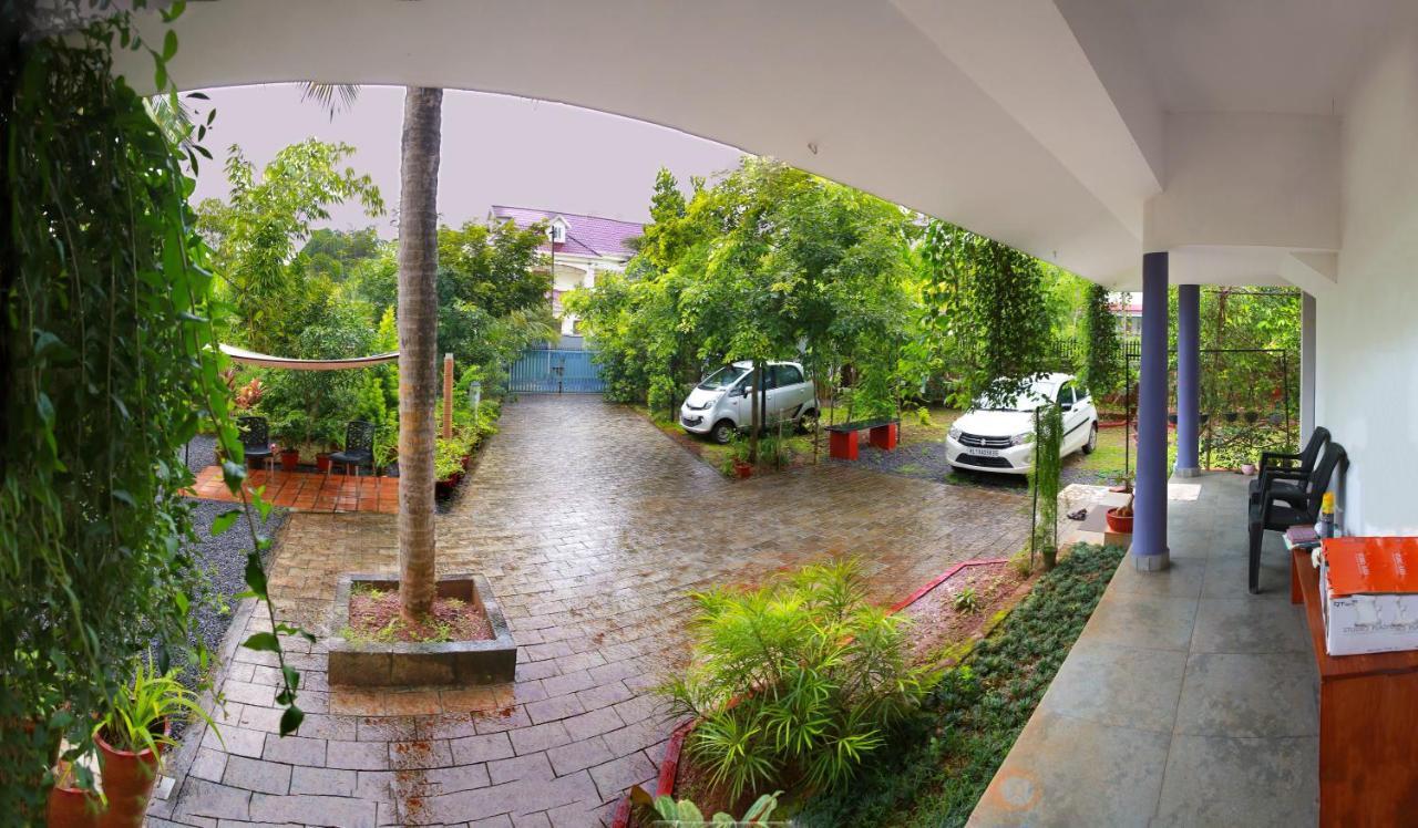 Monsoon Apartments Канур Екстериор снимка